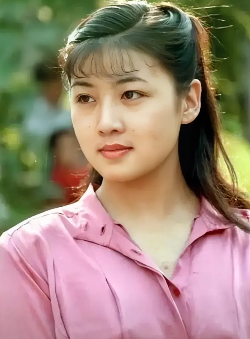 见过漂亮的，还真没见过这么漂亮的女演员。
作为影视演员，她的颜值超越了当红小花，