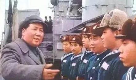1953年，毛主席洛阳舰上鼓舞海军士气