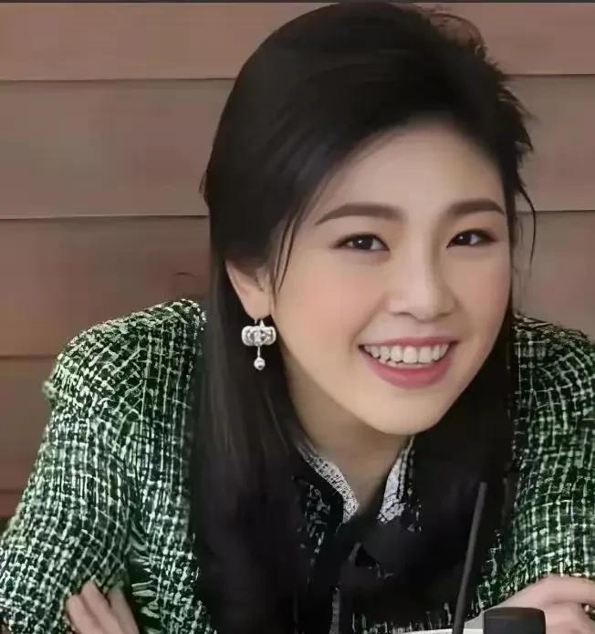 这的确是个大美人，作为泰国的前总理，集权力、优雅、妩媚、端庄和可爱于一身，综合实