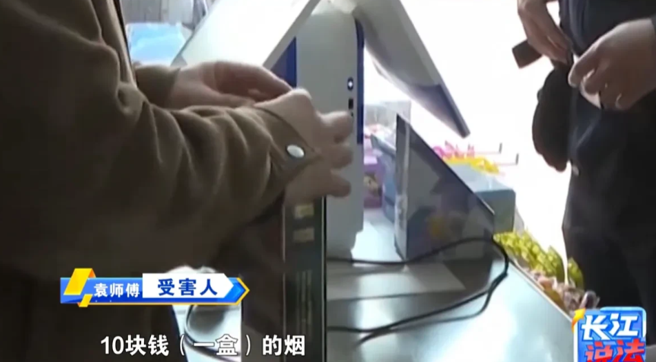 湖北阳新，男子以送礼送不出去为由，将高档香烟退回给店主。店主事后才发现里面的香烟