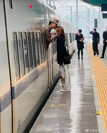 在怀化南站看到了难舍难分的情侣 ​