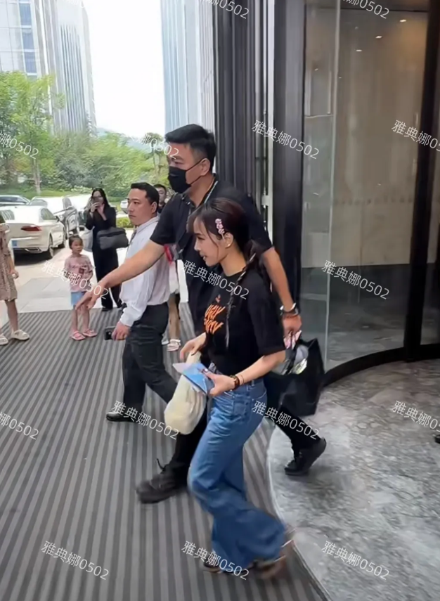 济南酒店门前偶遇蔡依林，本人真的很年轻完全看不出她已经43岁了，就是个子太矮了，