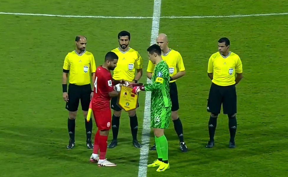 随着张玉宁打进绝杀的一球，国足客场1比0战胜了巴林队，拿到十分关键的3分。

然