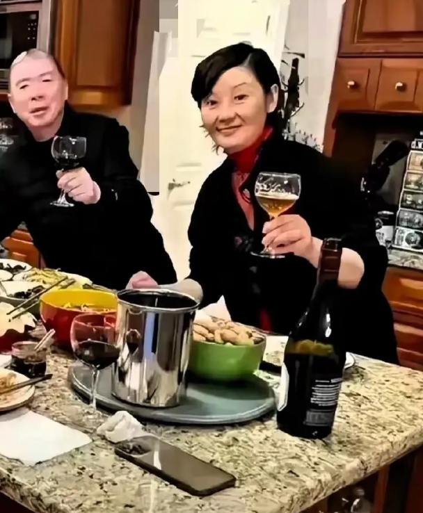 冯导和徐帆两口子在吃饭，这大饭桌太宽敞了，满桌子的佳肴，还有美酒，生活很滋润呐！