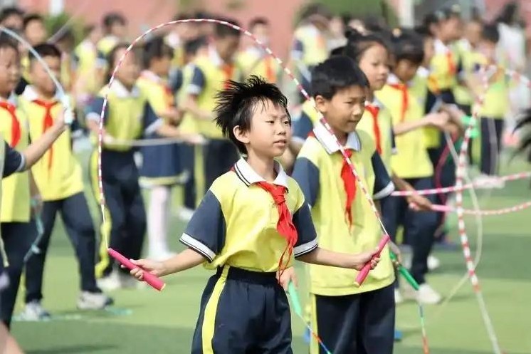 中国的教育体系经常被认为只注重学术成绩，而忽视人情世故的培养。然而，仔细审视实际