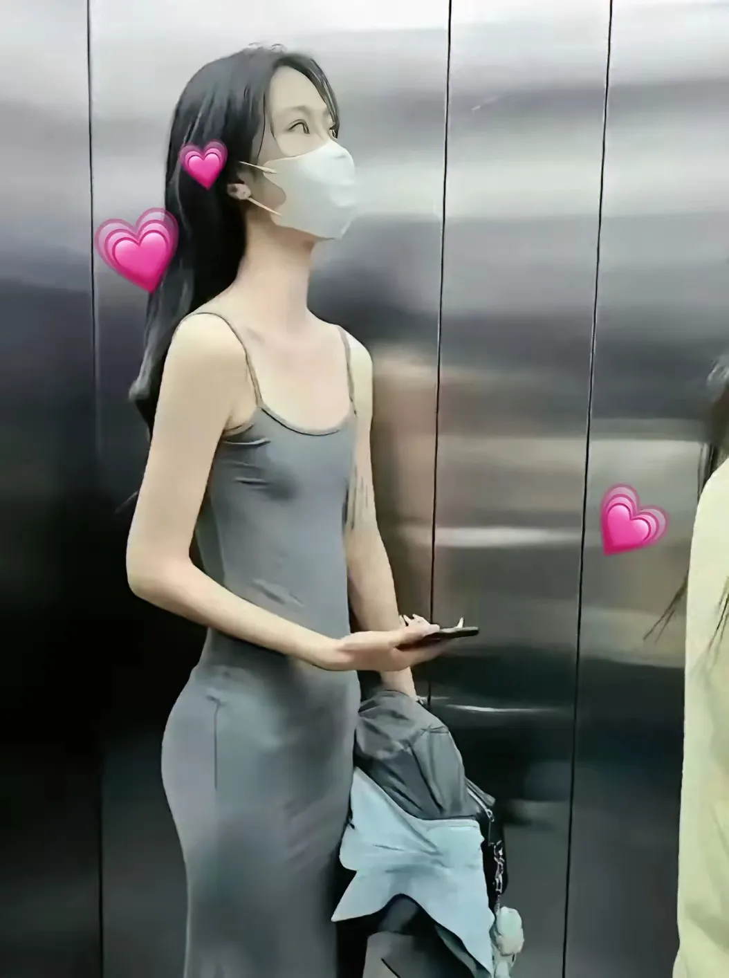 电梯上遇到的美女
身材，气质都很好
就是感觉哪里怪怪的
但也说不上来
大家能看出