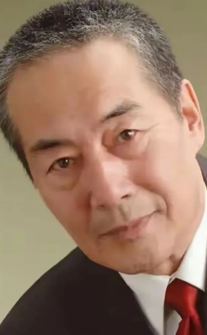 他虽然谈不上帅，演技丰富，演技炸裂，曾经演“喜来乐”的死对头，演的入木三分，是一