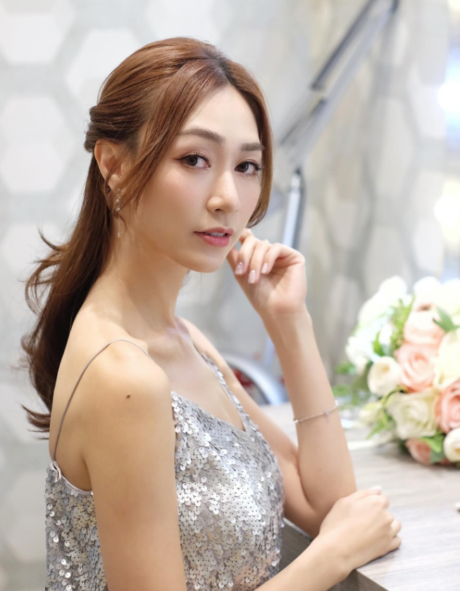 她是2019年香港小姐选美冠军，颜值目前在TVB女演员算是数一数二，也经常参与T
