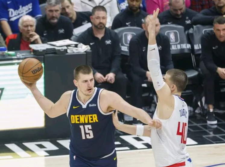 西部前六球队首发中锋数据对比如下：

1，雷霆首发中锋——哈腾，场均11.8分1