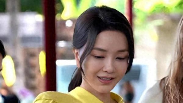 真正的贵妇穿衣都简约，看韩国第一夫人金建希就知道，大气又高级