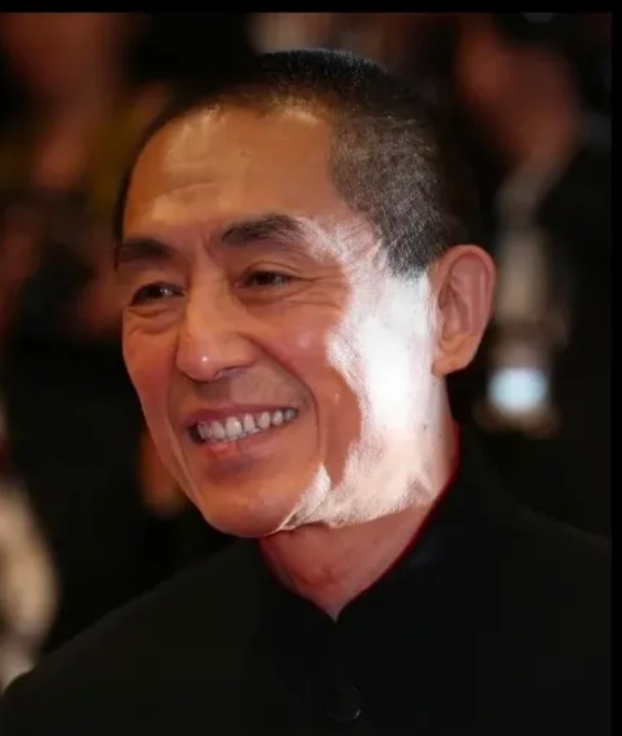 导演张艺谋，干了一辈子，总票房一百三十亿，陈凯歌干了一辈子，总票房五十亿，而崭露