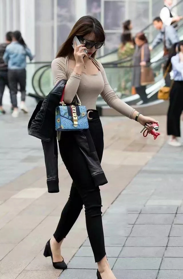 浙江，一男子向公司请假回家过年，被拒后心里不舒服，便在朋友圈发布“他M了个X的！