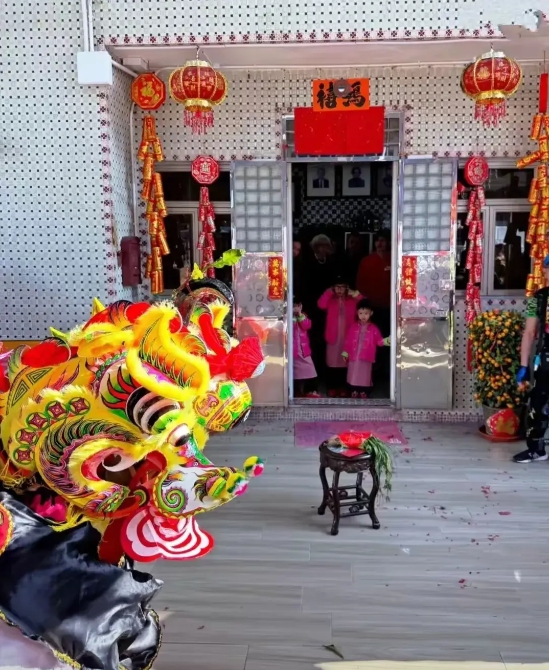 胡杏儿夫妇回广州老家，一家五口同框穿唐装，好幸福！
胡杏儿这是配老公回家祭祖了，