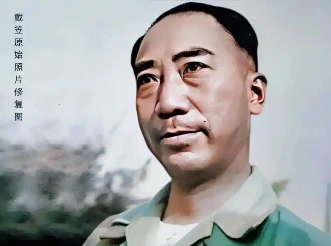 1951年，几位南京的农民在掘开戴笠墓地的过程中，发现了一件令他们大跌眼镜的物品