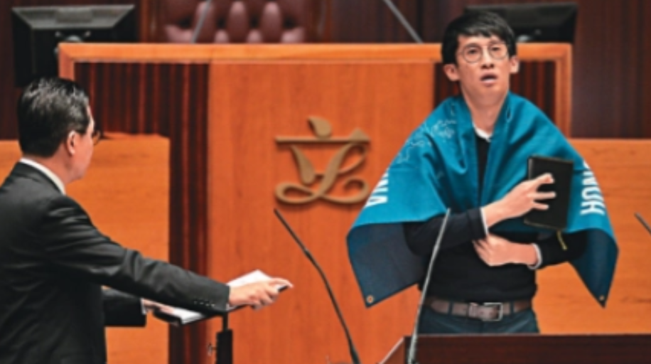2016年，梁颂恒在香港立法会宣誓时，展示“香港不是中国”的标语，侮辱性将故意用