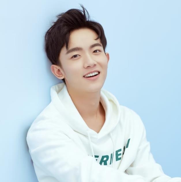 李明德初入演艺圈便凭借阳光形象与出色演技收获不少关注。在“明德事变”风波中，局势