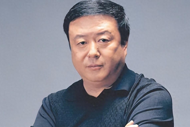 尤小刚导演在影视圈成绩斐然，曾打造诸多经典作品。如今72岁的他，与小三十岁妻子谱