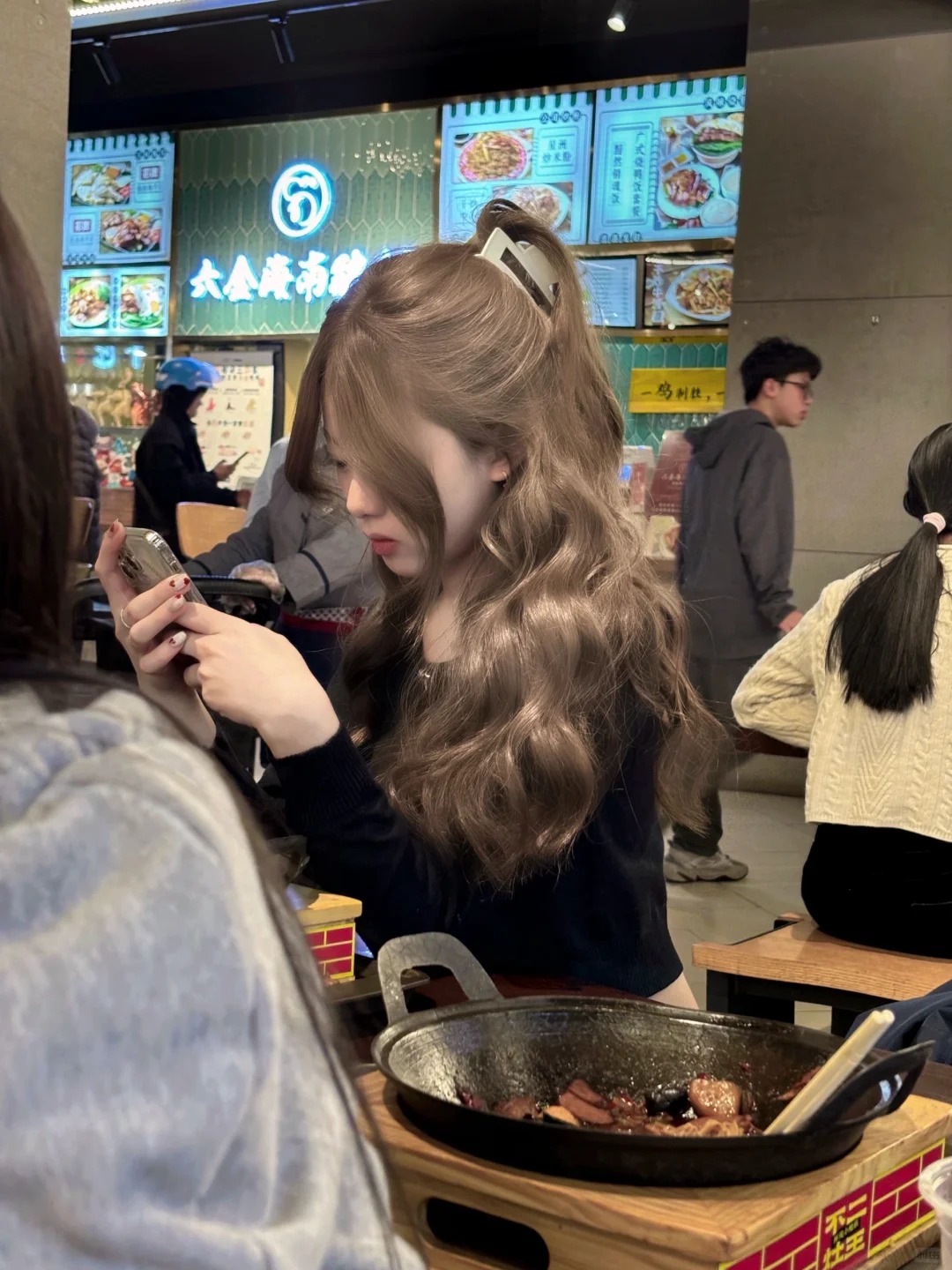 吃饭时看到的，求！！！
中午吃饭看到的，各位姐妹有没有人知道这是什么发色呀啊啊
