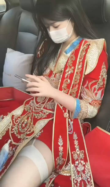 这凤冠霞帔真是好时尚啊