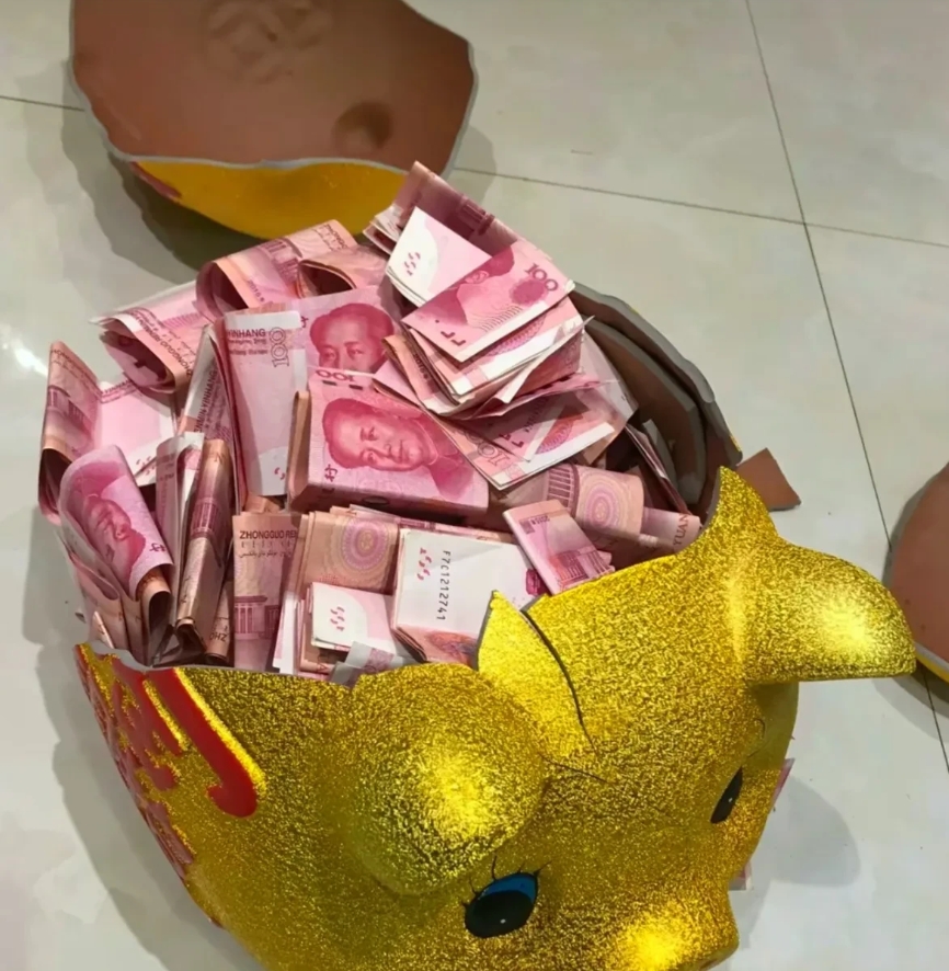有个超神奇的事儿！儿子10岁时买了个猪猪存钱罐，从那以后，压岁钱都往里塞。这一晃