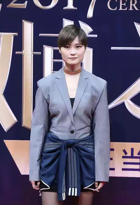 你们知道她是靠谁捧起来的吧，今年春晚又是她最后压轴出场。都 41 岁了，身材不好