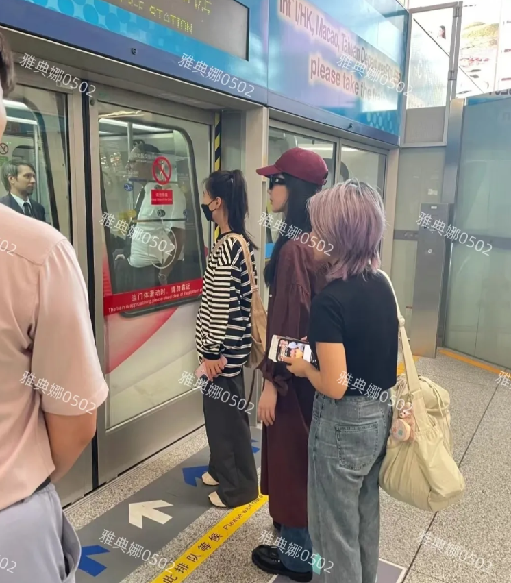 北京机场偶遇杨紫，本人并不是粉丝吹得那样又高又瘦又白又美，真的算不上是美女。
她
