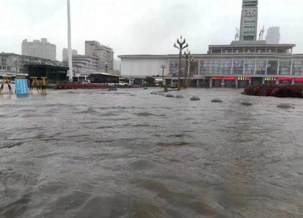 长沙暴雨导致地铁停运，城市内涝严重，看着好吓人啊！希望大家都要平安啊！

感觉整