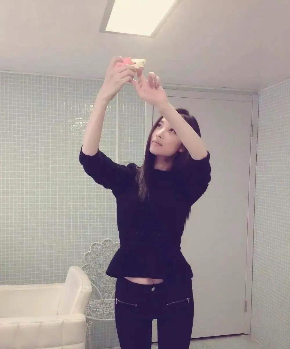 倪妮以前的身材真的是人间极品，完美的葫芦型，无懈可击。多一丝肉就会成为赘肉，少一
