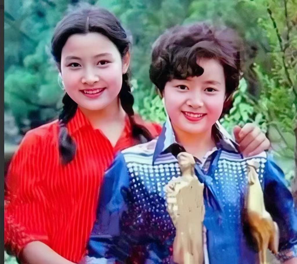 年轻时的陈冲和张瑜美得耀眼，认识的怕都是爷爷奶奶辈了吧？镜头下的二人穿着鲜艳的衣