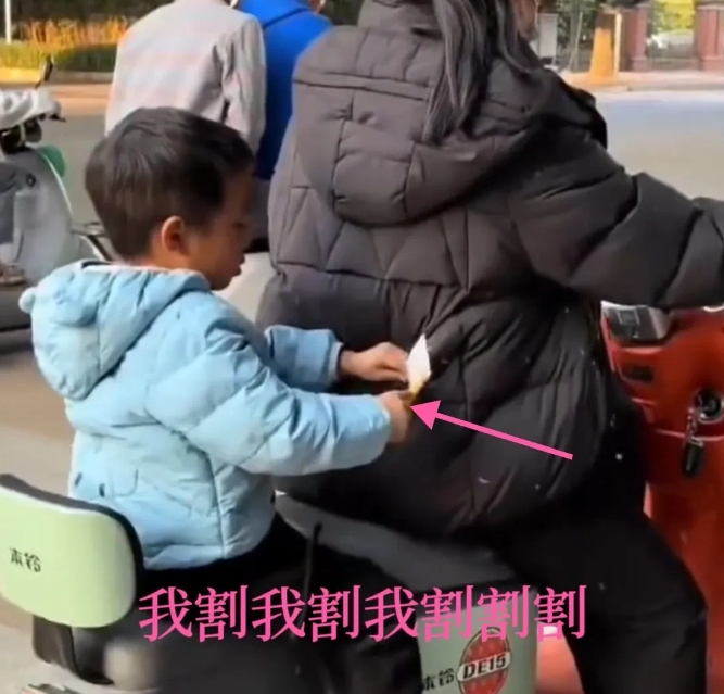 近日，广东一男子骑行回家时停在了红绿灯路口，突然看见一位妈妈小电动车后座上的男孩