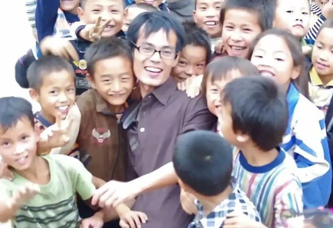 啥？有人放着迪拜的高薪不要，跑去穷乡僻壤支教？还瞒着家里人，一瞒就是11年！这人