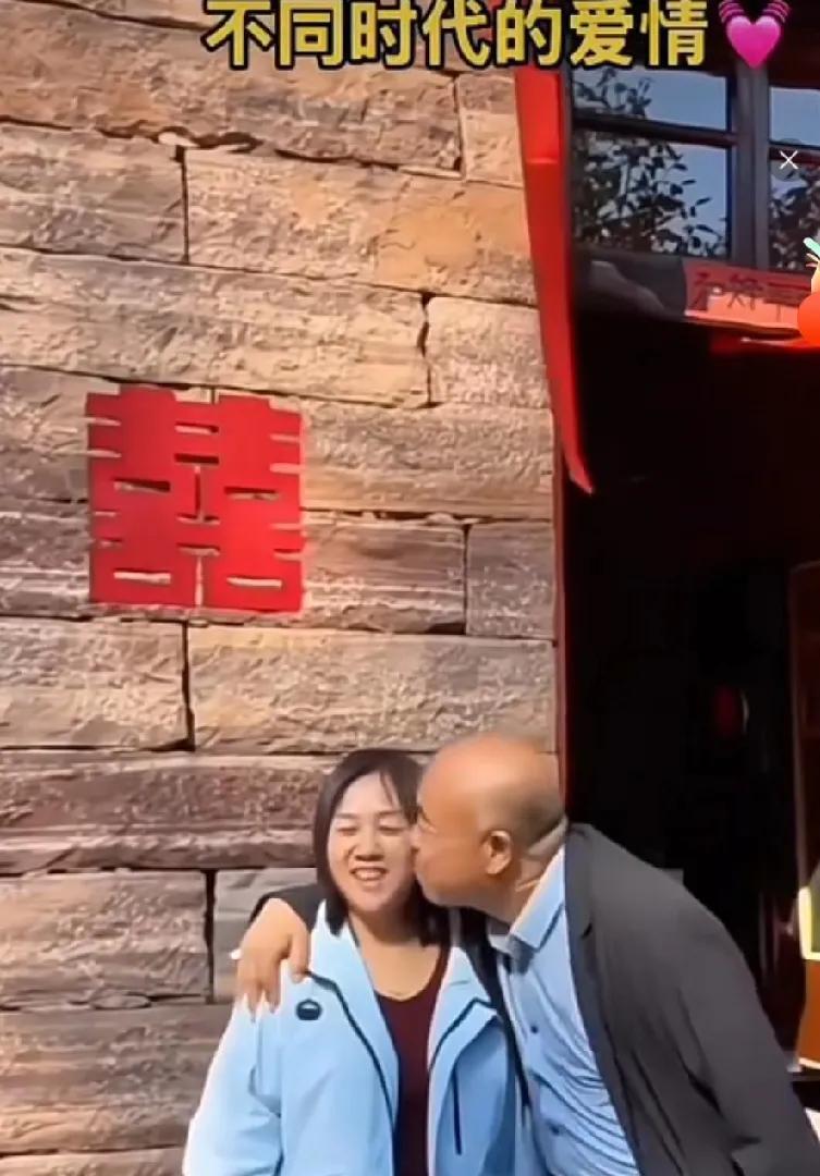 解清帅一家人很喜欢在大众面前曝光自己，尤其自己的老爸。
当着镜头的面做了一个动作