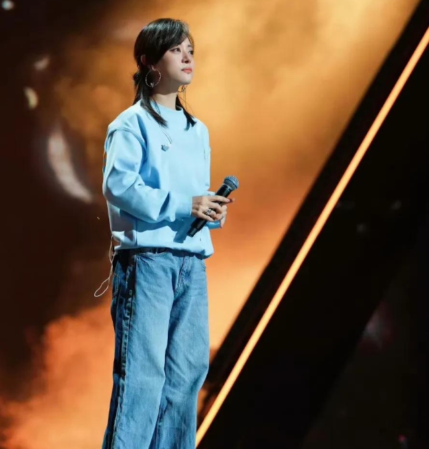 孙俪从初入演艺圈的青涩到凭借《甄嬛传》等佳作封神，实力有目共睹。近期，留起长发的
