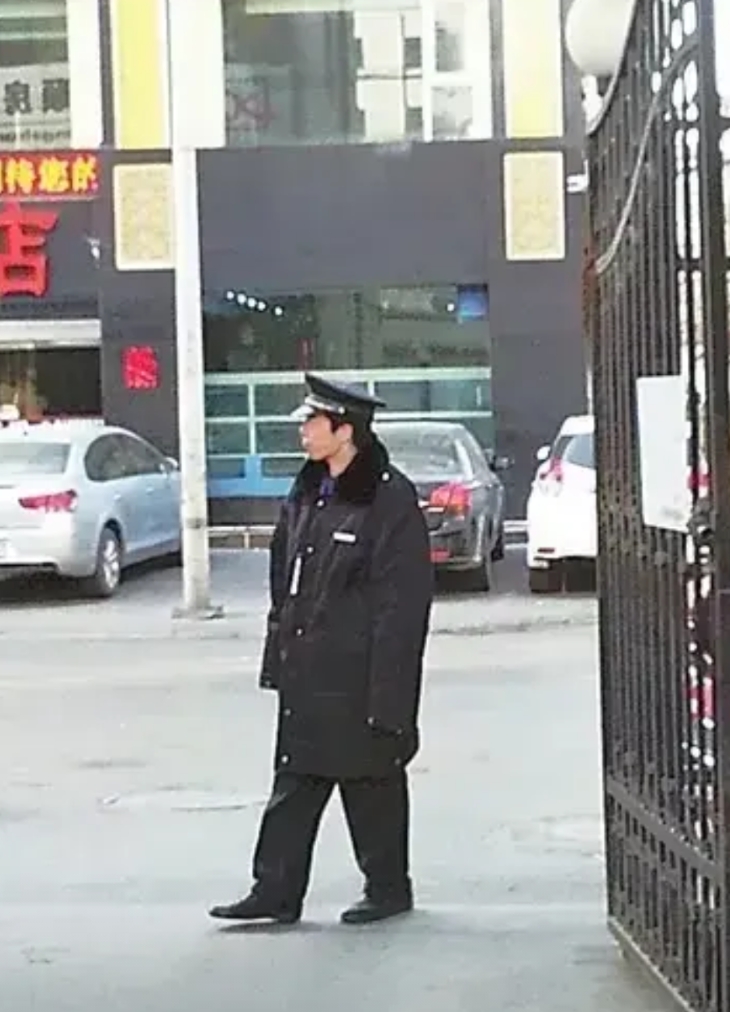 江苏无锡，66岁男子是小区保安，上班期间一推销员开车进小区，被男子当场发现并阻拦