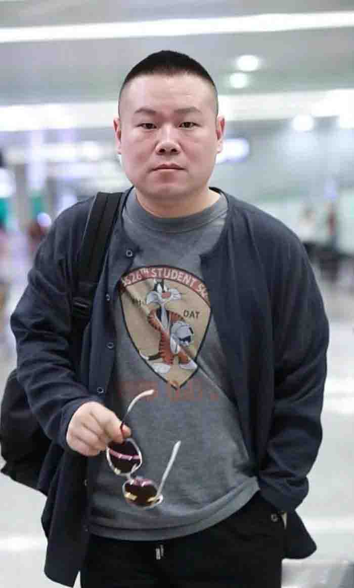 主持问岳云鹏:您这次和德云社签约，据说签了10年，是签约时间最长的演员，难道你就