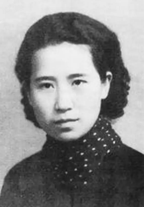 1999年，赵清阁临终前，把一个木盒递到保姆吴妈手里，泪眼婆娑地说：“我死后，一