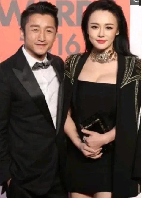 邹市明最近很苦恼，老婆一直哭诉没钱了，说现在小孩的学校学费都快交不起了，还说小孩