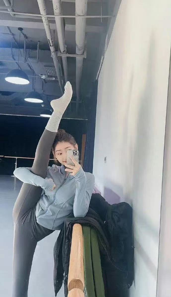 这样看是不是会显得腿更长一些哈哈哈哈