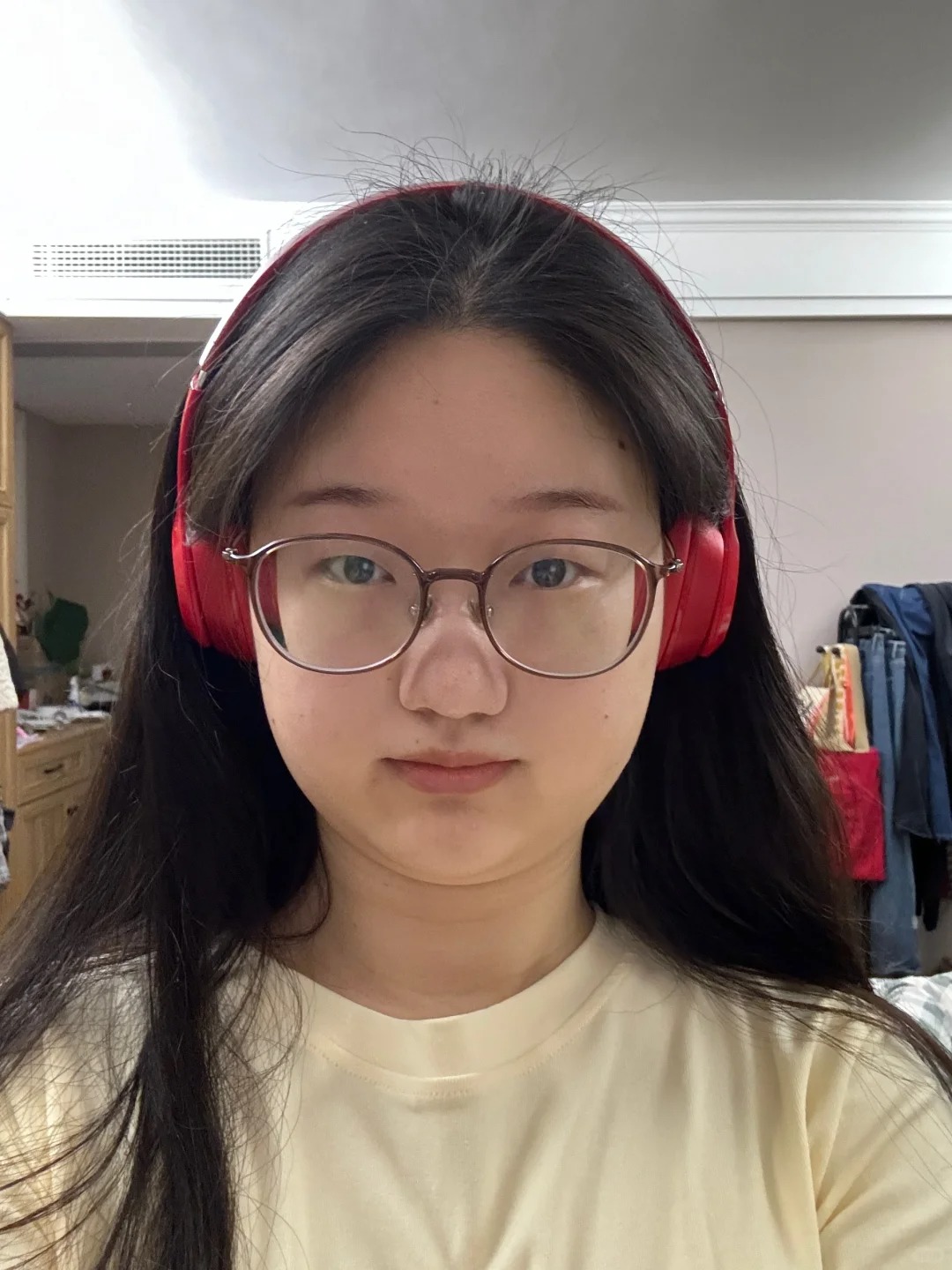 五官全是缺陷但真的很可爱！！！！
单眼皮肿泡眼塌鼻梁大鼻子薄嘴唇双下巴
全脸哪哪
