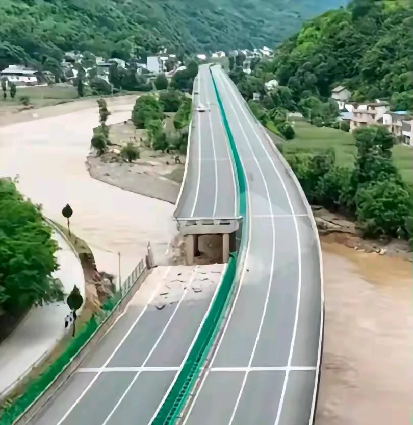 陕西高速桥垮塌，六大没想到！

1. 没想到一场寻常大雨，没让一家一户受淹，却让