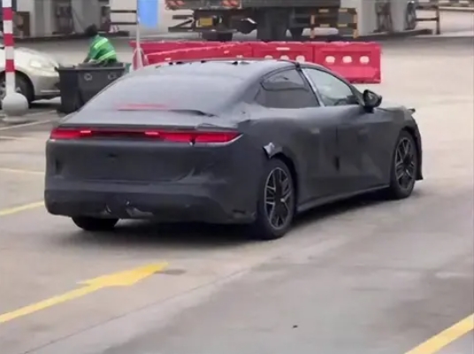 
新款比亚迪汉L的核心亮点来了，配备有全新的龙眼凤尾，天神之眼高阶智驾系统，全域