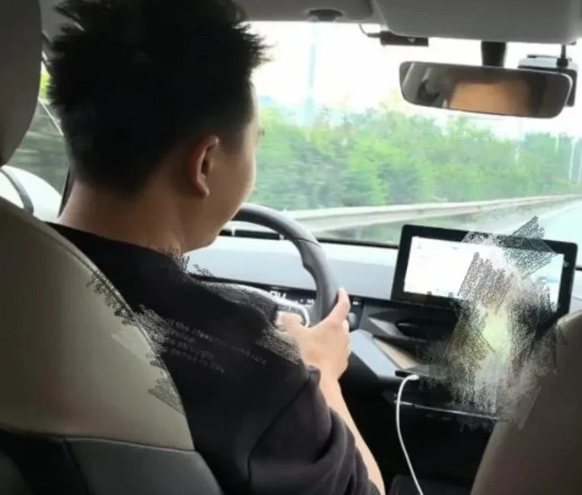 江苏，男子从邻县回家，顺路接了3名乘客，收了60元路费。没想到，在半路上被交通运