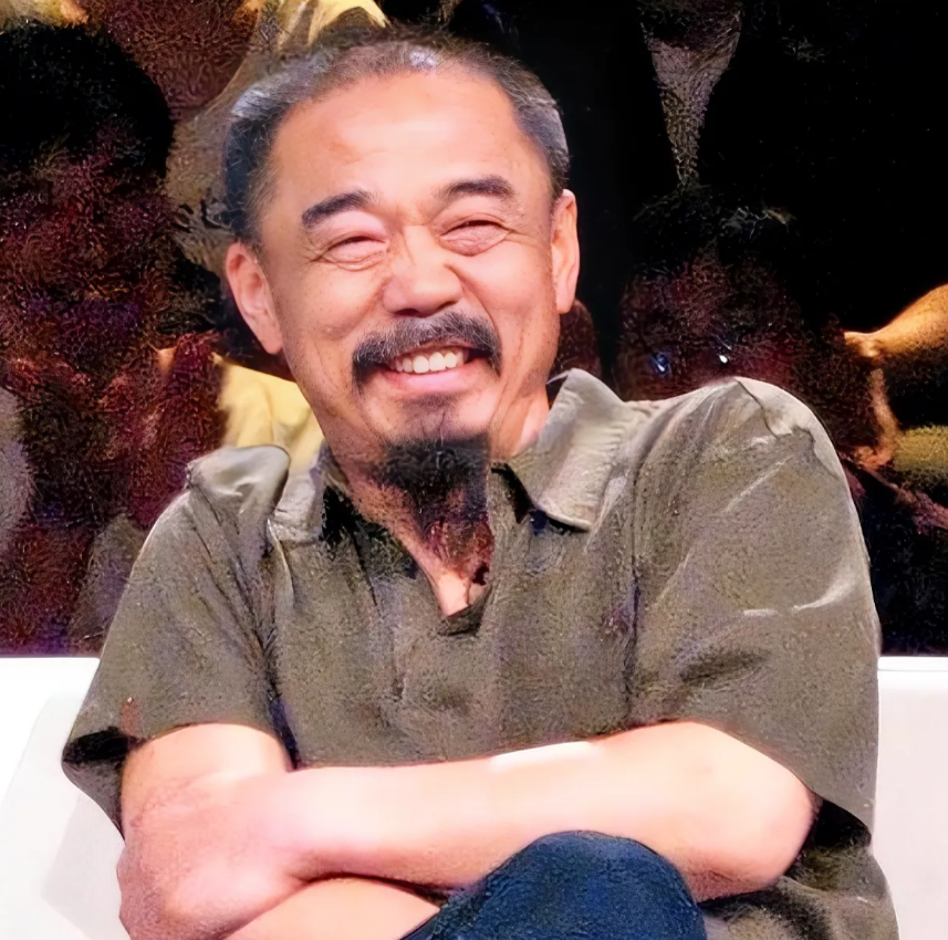 谁还记得这位老头？
他是山东平度人，略带乡音，长相一般，有点＂埋汰＂，但是他可不