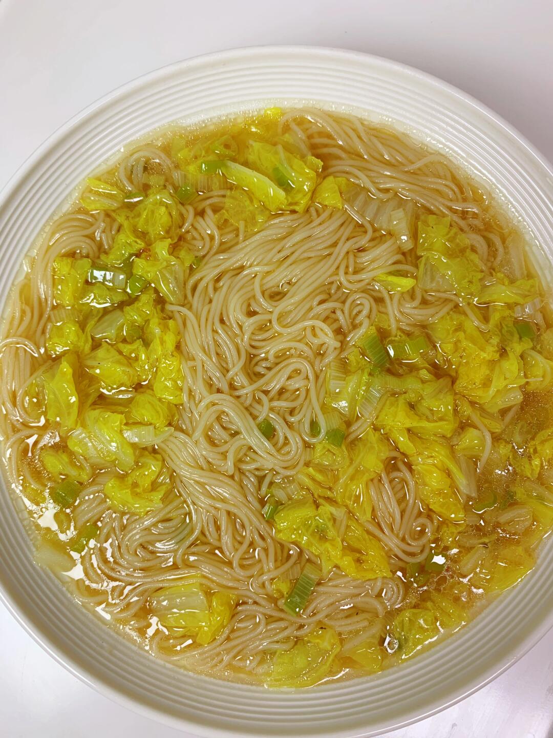 百吃不厌的白菜炝锅面
汤鲜味美，营养好吃，
一碗面吃出家的味道，
天冷来一碗太幸
