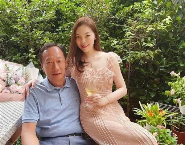 1991年正在美国陪读的林淑如，忽然接到老公郭台铭的电话，求她马上回国处理一件棘