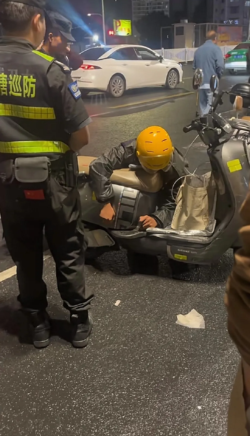 外卖被偷，外卖小哥趴在电动车上大哭，警察帮忙给顾客打电话解释。看到这个大男人放声