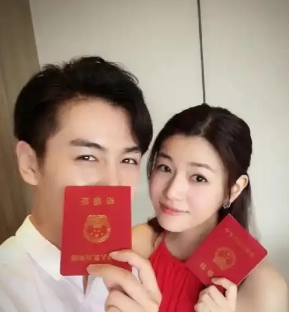 陈晓陈妍希终于不装了！今天下午一点钟，陈妍希陈晓同时发微博官宣离婚，从今以后两人