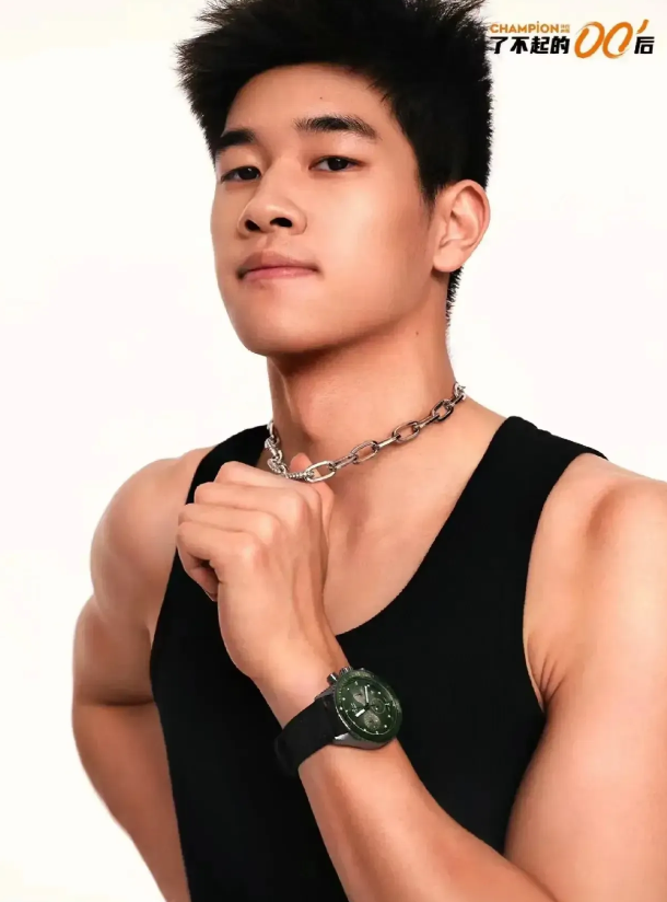 潘展乐，这小伙子，有点东西！

第一，谁说冠军就得是浓眉大眼的帅哥？潘展乐偏不！