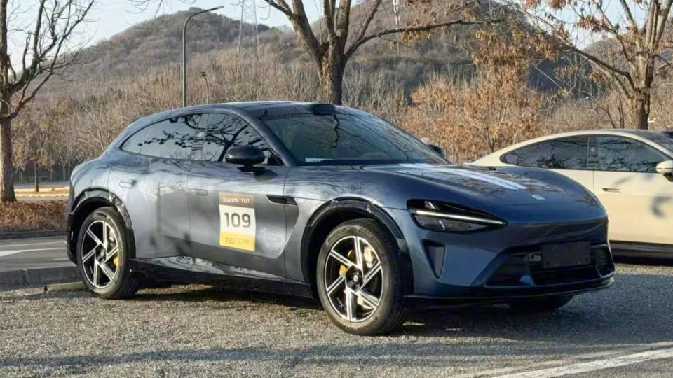 雷军“赢麻了”！首款YU7路试照正式曝光，直接对飙特斯拉Model Y