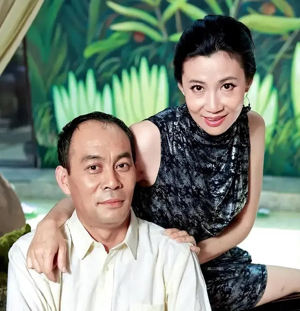 1989年，拍《蓝衫女匪》时，导演突然临时给张光北加了一场吻戏，张光北也没有拒绝